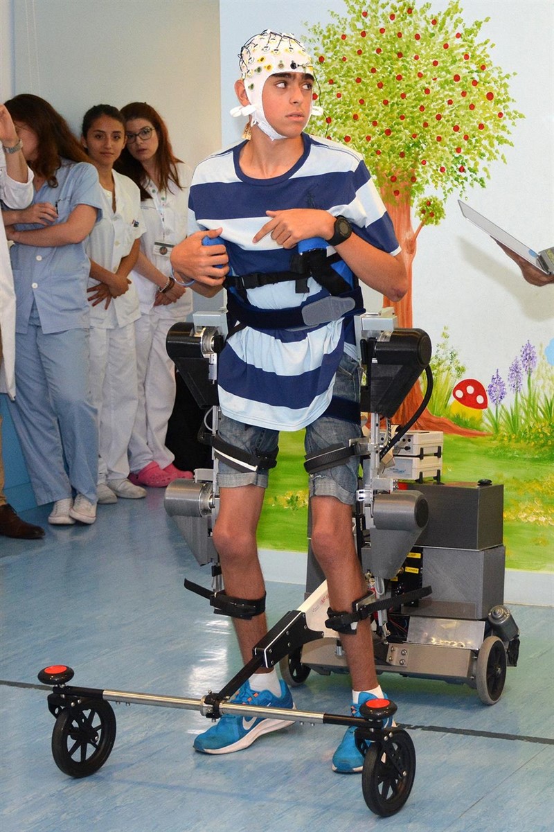 "Mejoran" en España exoesqueleto para movilidad de niños con parálisis cerebral 3 exoesqueleto con casco