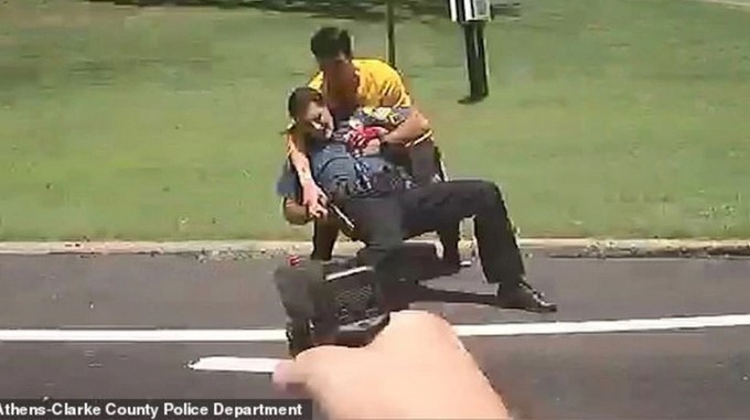 EN VIDEO: El momento en el que un hombre ‘loco’ con un cuchillo es asesinado por Policías