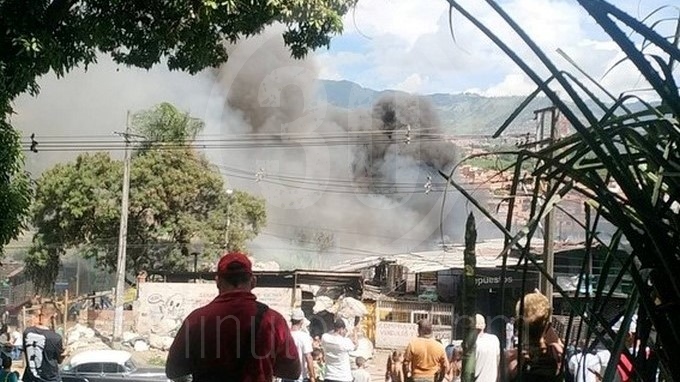 EN VIDEO: Se prendió una ‘recicladora’, así atienden los bomberos el incendio en El Playón
