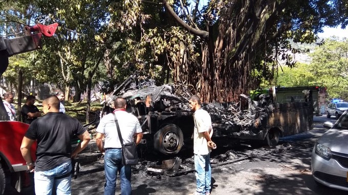 EN FOTOS Y VIDEO: ¡Qué susto! Un bus del Metro se ‘prendió’ en los bajos del puente de la Feria del Ganado