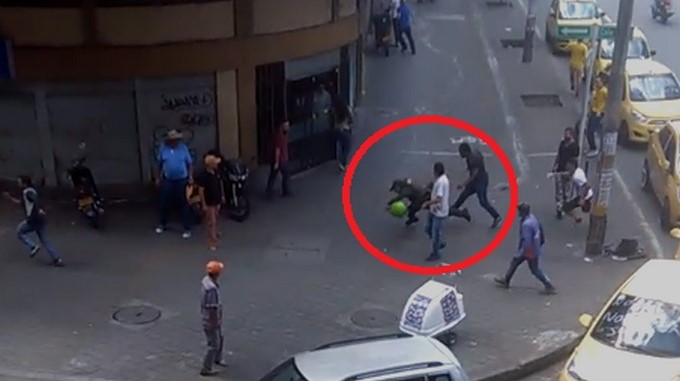 Imputan cargos a dos sujetos por pegarle un policía y a un agente de tránsito en el paro de taxistas en Medellín