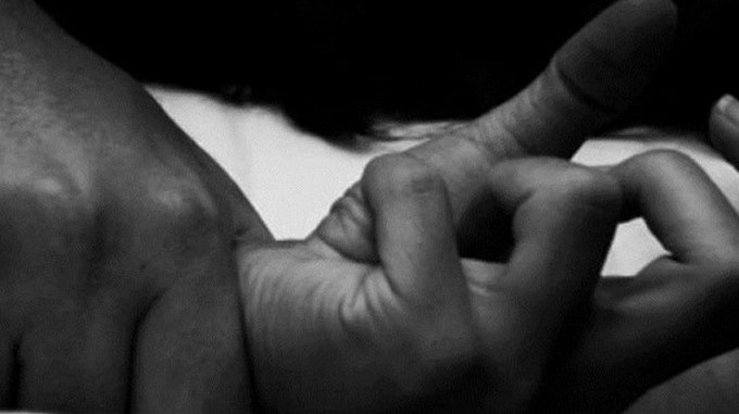 Se grabó mientras violaba a una niña de 16 años y el juez lo perdonó por ser de “buena familia”