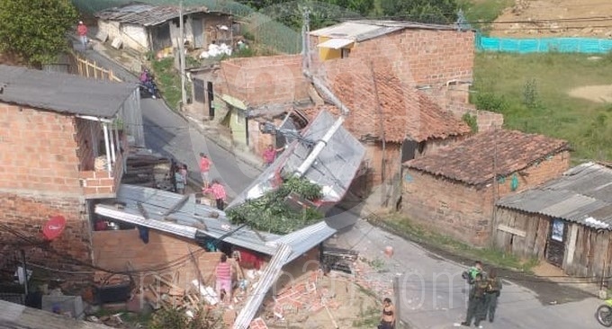 EN FOTOS: Un camión se volcó en la vereda La Palma de San Cristóbal