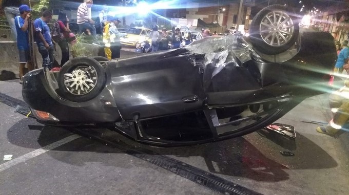 Fotos y video: aparatoso accidente dejó un carro volcado en el puente que conecta a Itagüí con Sabaneta