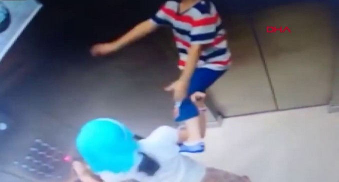 Video: Niña salvó a su pequeño hermano que casi muere ahorcado en un ascensor