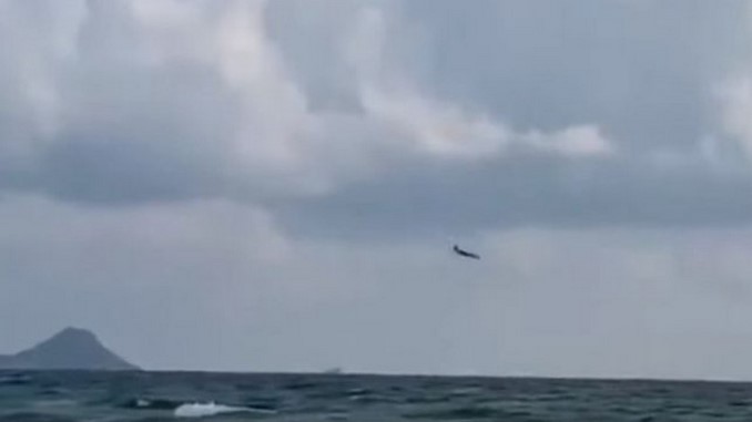 Video: Avión militar se estrelló frente a una costa de España, el piloto falleció