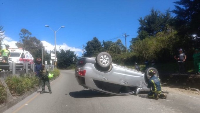 EN VIDEO: ¡Aparatoso accidente! Boca arriba terminó un carro en plena vía Las Palmas