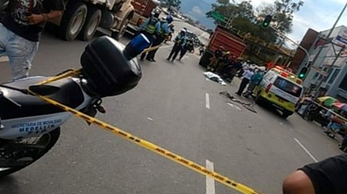 Foto: un ciclista perdió la vida luego de colisionar contra una volqueta en San Juan, cerca a Barrio Triste