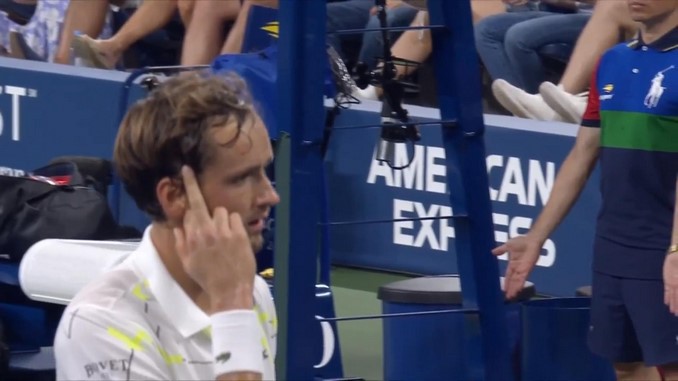 Video: Vergonzosa actuación de un tenista ruso, humilló a un recogebolas, lanzó su raqueta al juez y desafió al público 1 Daniil Medvedev us open