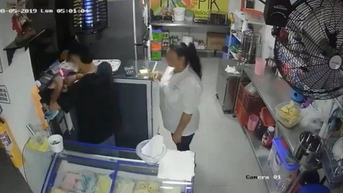 VIDEO: A punta de intimidaciones, un sujeto habría hurtado el producido de un negocio en San Antonio de Prado 1 Hurto en local comercial de San Antonio de Prado