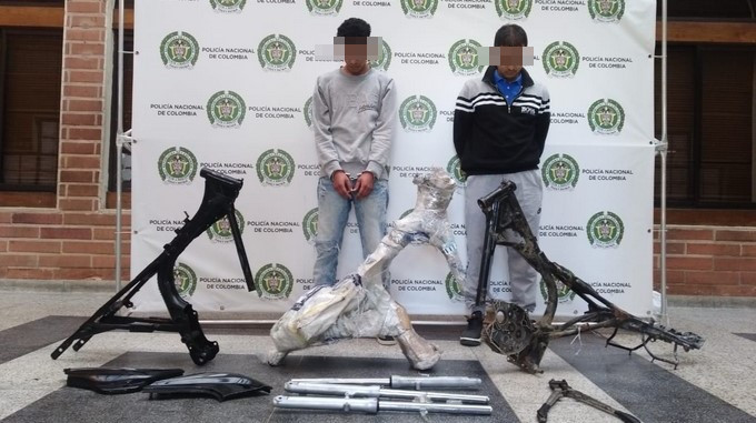 EN FOTOS Y VIDEO: Cogieron a ‘Chinga’ y ‘Martillo’, dedicados al 'deshuesamiento' y venta de partes de motos 1 MOTOS ROBADAS 2