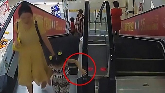 Video: Niña quedó atrapada en una escalera eléctrica por no soltar la barandilla