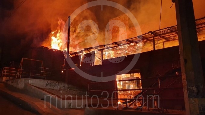 EN VIDEO: En la madrugada se prendió una chatarrería en Niquitao y evacuaron toda la calle