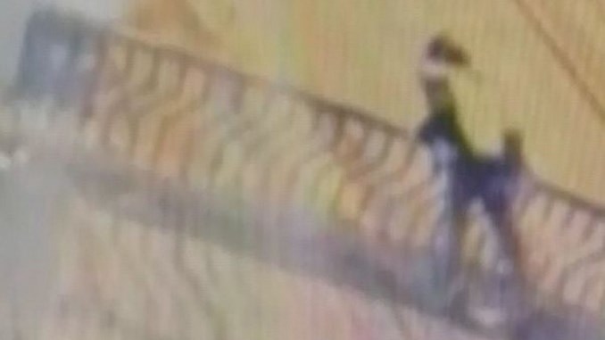 Video: Pareja perdió el equilibrio cuando estaban abrazados en la barandilla de un puente, ambos fallecieron