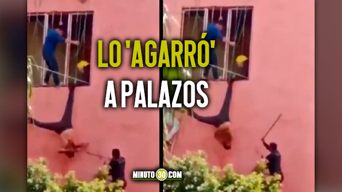 EN VIDEO: Intentando escapar, presunto ladrón quedó colgando de un techo y un policía lo ‘cogió de piñata’