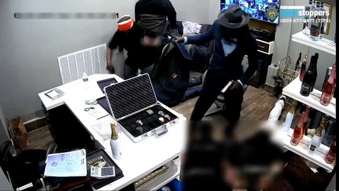 Video: A plena luz del día tres hombres asaltaron una de las joyerías más reconocidas de Nueva York