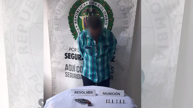 Cogieron a un sujeto que estaba empuñando un arma de fuego durante una riña en el barrio Pedregal 1 Sujeto capturado con un arma en Medellin