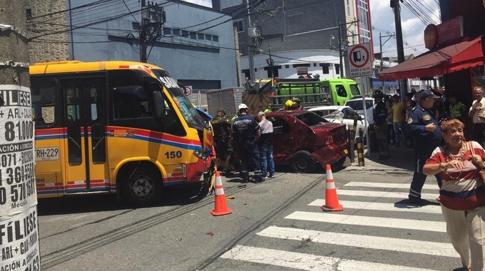 Fotos: accidente entre un bus de servicio público y un particular dejó una persona herida