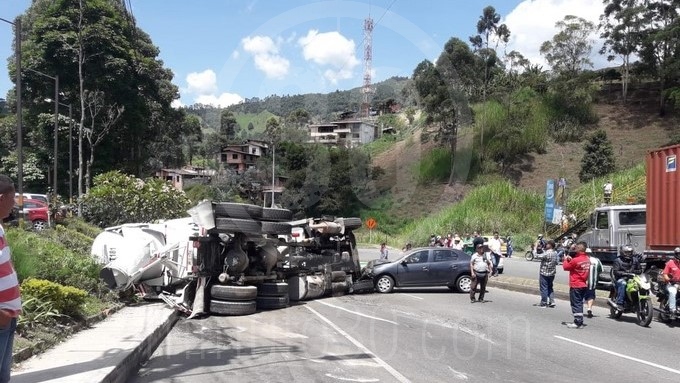 EN FOTOS: ¡Aparatoso accidente! Camión mezclador se volcó y terminó chocando contra un particular y un taxi