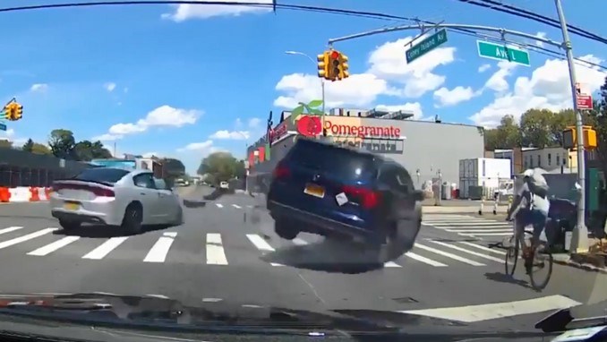 Video: Ciclista murió tras ser embestido por un carro en medio de un aparatoso accidente