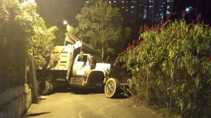 EN FOTOS: Volqueta se quedó sin tracción delantera y bloqueó doble vía en Sabaneta