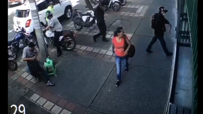 Video: vestidos de funcionarios del CTI y en camioneta, así llegaron los ladrones que intentaron robar en el centro de Medellín 1 captura de pantalla hurto en el Centro