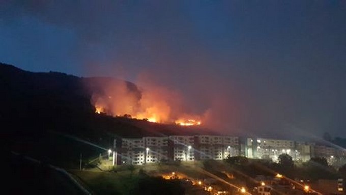 EN VIDEO: ¡Continúan las incontrolables llamas! Grave incendio en el cerro Quitasol de Bello