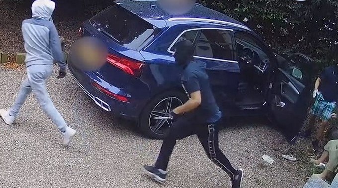 VIDEO: ¡Instinto maternal! se enfrentó contra tres ladrones para proteger a su hijo de 3 años que estaba en el carro