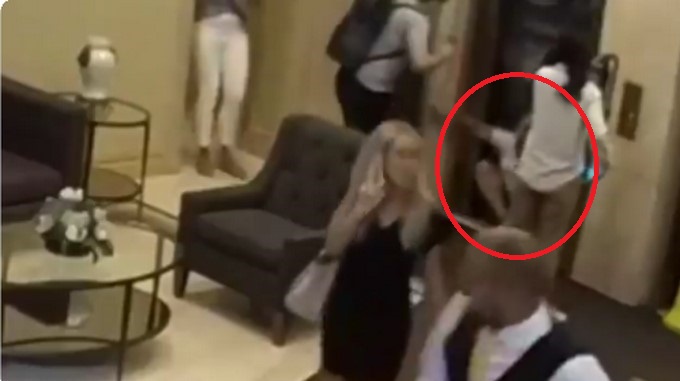 EN VIDEO: ¡Qué impresión! Un joven fue aplastado por un ascensor cuando intentaba salir de este