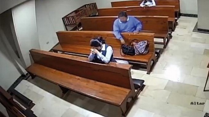 EN VIDEO: ¿El que peca y reza empata? Atracó a una mujer en una iglesia y se persignó antes de salir