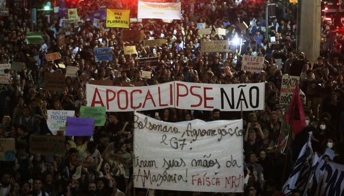 “Quemen a Bolsonaro y no la Amazonía”, gritan manifestantes en Brasil