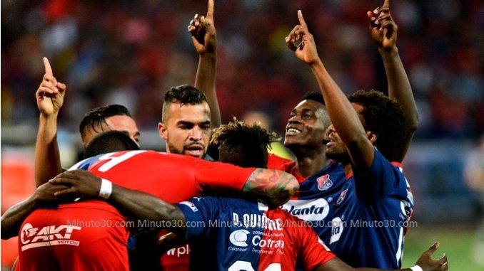 Jugadores de Independiente Medellín celebran una anotación