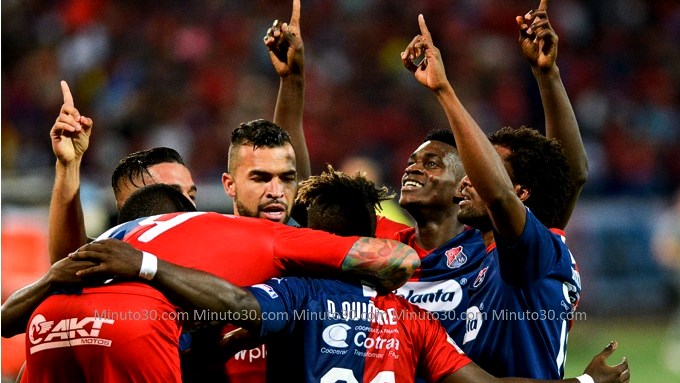Jugadores de Independiente Medellín celebran una anotación