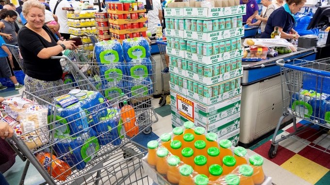 Dorian convierte a la lluviosa Florida en un “desierto” de agua embotellada