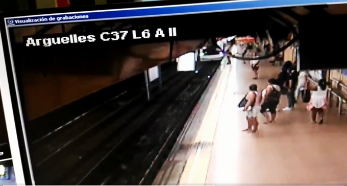 Video: ¡Bestia! De una patada ‘voladora’ lanzó a un hombre a los rieles de un metro, que se lo llevó por delante