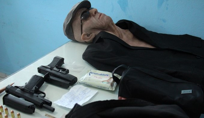 Hombre disfrazado con una máscara de anciano intentó robar en un banco