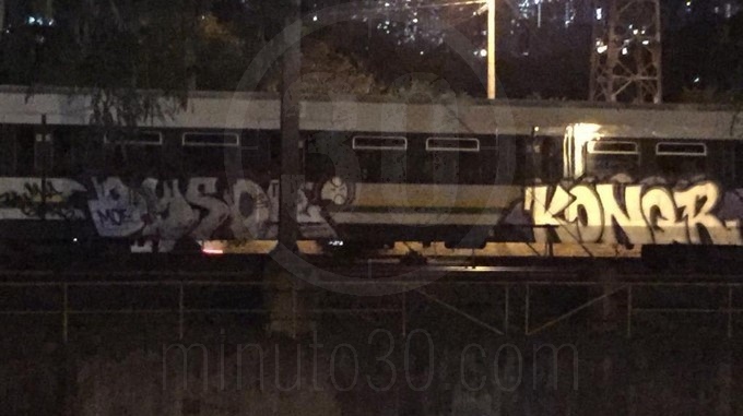 Pintaron un graffiti en un tren del Metro que estaba estacionado entre las estaciones Poblado y Aguacatala 1 tran garfiti metro de medellin