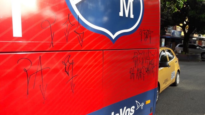 Foto: ¡Eso fue de una! Apenas se dieron cuenta que rayaron el bus del DIM, capturaron a los responsables 1 29 09 19 bus dim vandalizado