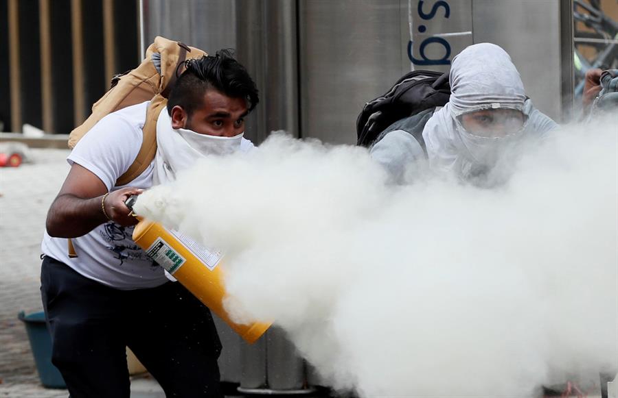 Al menos cinco heridos por choques entre estudiantes y policías en Bogotá