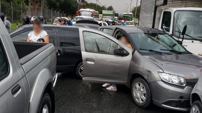 Foto: al menos nueve carros involucrados en accidente de tránsito cerca al parque Juanes, en la autopista Norte