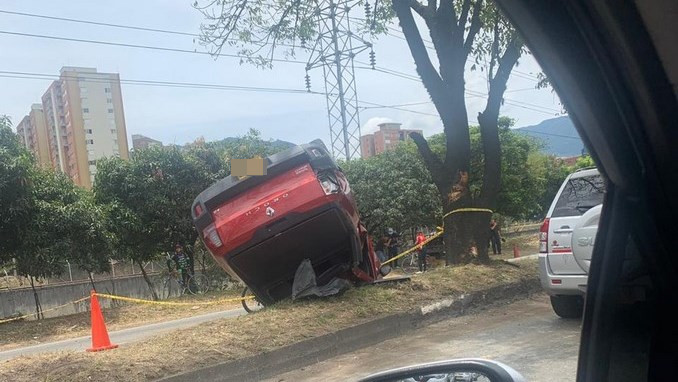 Vehículo se volcó en la Autopista Sur cerca a la estación del Metro de Aguacatala