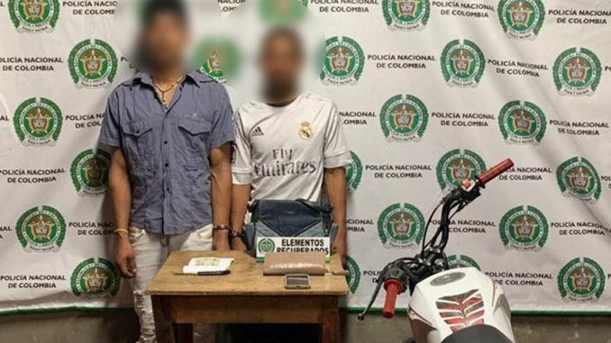 Los cogieron después de hurtarle el celular y la cartera a una mujer en El Poblado con una moto robada 1 Capturado en El Poblado despues de robarle las pertenencias a una mujer andando en una moto robada