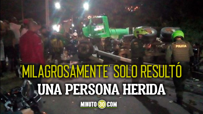 EN FOTOS Y VIDEO: ¡Qué peligro! Volqueta llena de piedras se volteó en la vía al Túnel de Occidente 