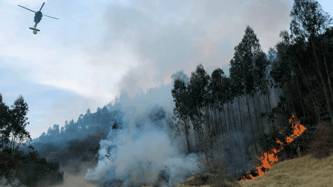 Con un helicóptero Black Hawk y 6.800 galones de agua controlan más del 75% del incendio forestal en Soacha