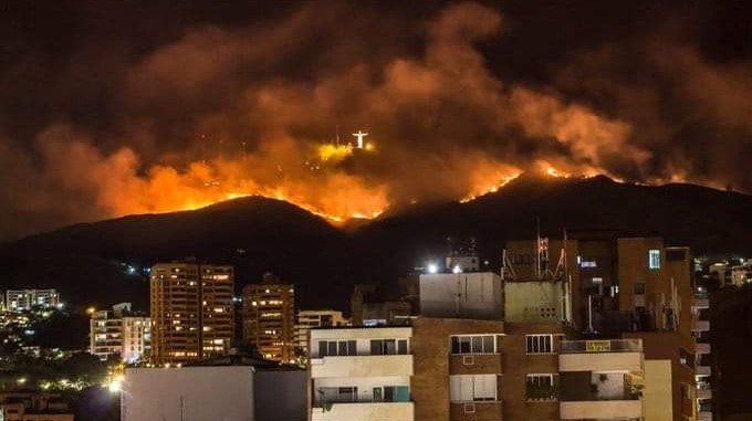 VIDEOS: ¡Entre llamas! Así quedó el reconocido Cristo Rey de Cali por un grave incendio forestal fuera de control