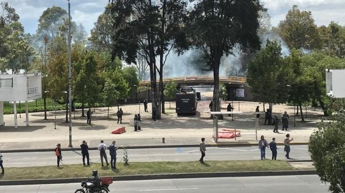 Reportan disturbios de encapuchados que se enfrentan a la Policía en la Universidad Nacional en Bogotá