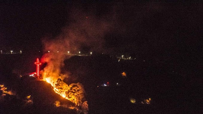 EN VIDEO Y FOTOS: Las llamas por poco acabaron con el cerro de la Cruz de Copacabana