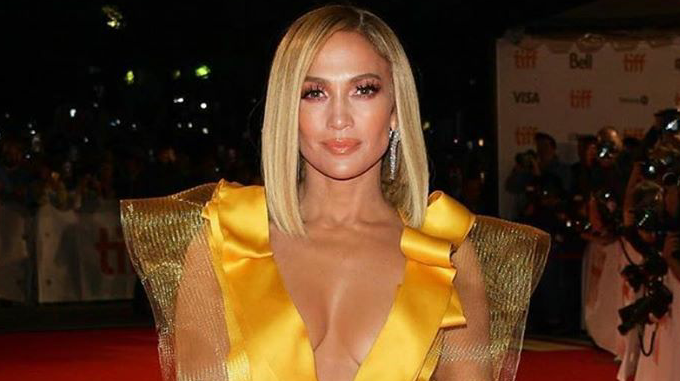 VIDEO: Jennifer López casi se cae ¡DE UN BALCÓN!