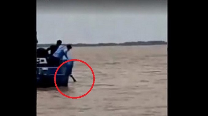 VIDEO: Un hombre se ahogó por evitar su arresto, y la policía no intentó salvarlo