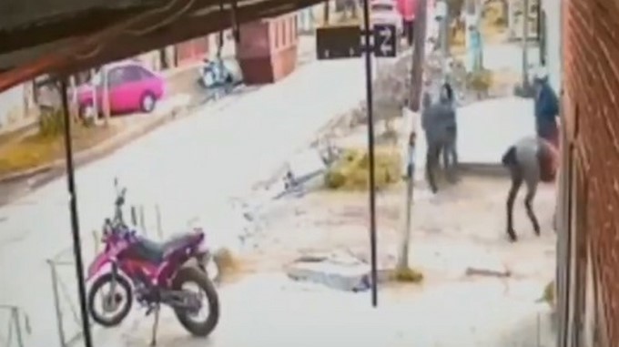 VIDEO: ¡Tan conchudos! Montados a caballo llegaron a robarle el celular a una joven